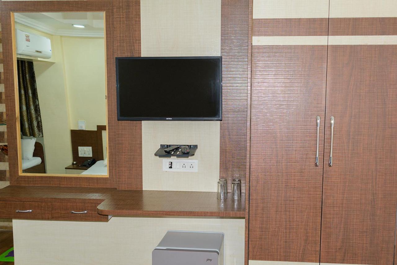 Hotel Mukesh Residency Пюн Екстериор снимка